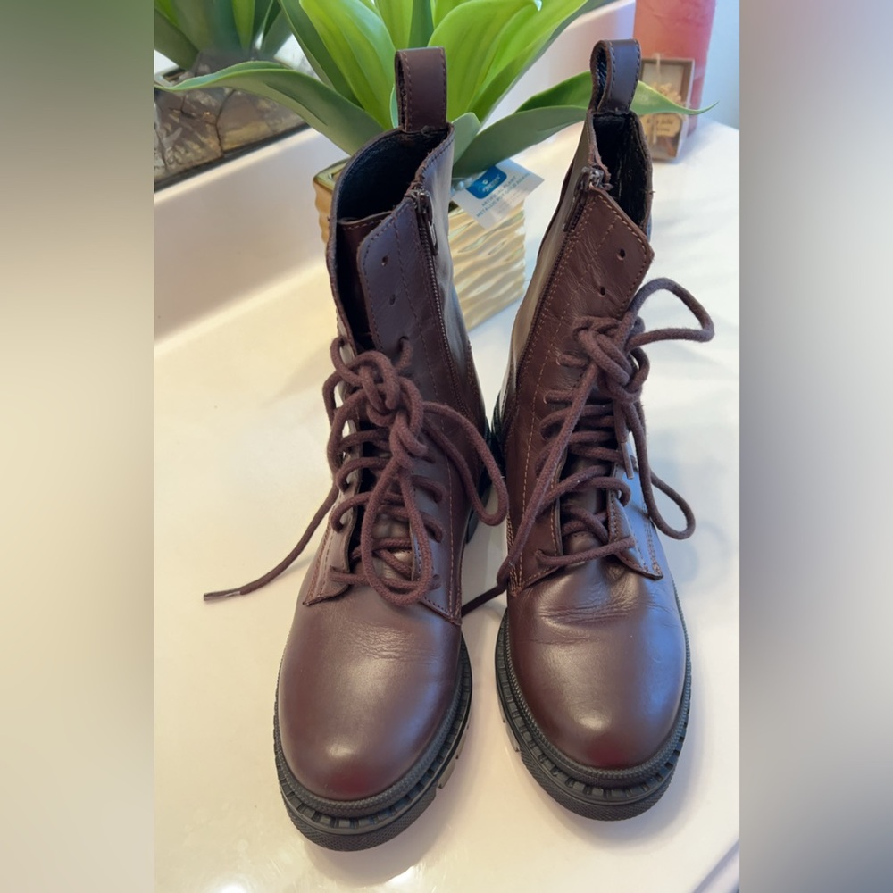Steve Madden boots . Leather upper, leather lining, leather sock